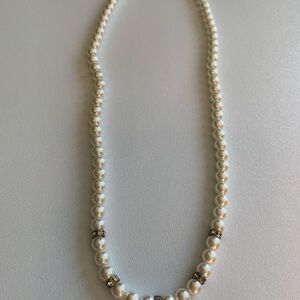 Elegant Pearl Necklace with Silver Accents